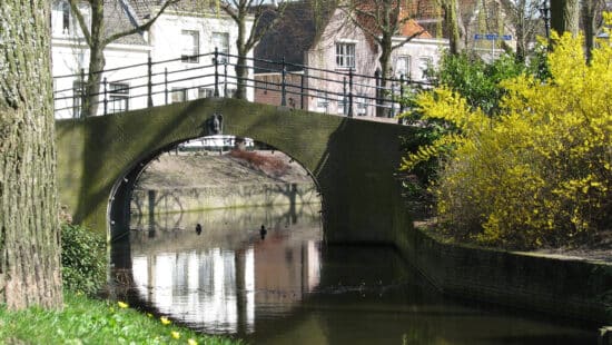 Een brug over de Vliet in Rijnsburg