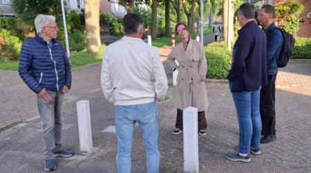 Leden van de Wijkraad op de straat