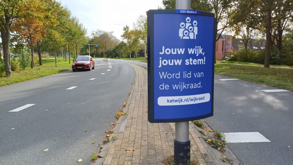 Een campagnebord langs de weg.