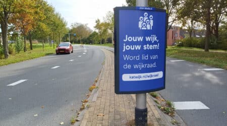 Een campagnebord langs de weg.